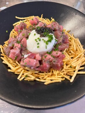 nido de tartar de atún con huevo a baja temperatura.jpeg